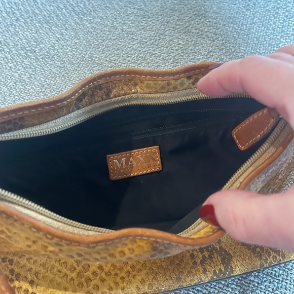 Gorgeous MAXX New York patent leather bag! - Picture 4 of 8